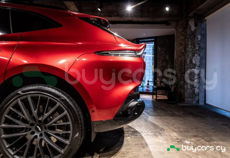 Aston Martin DBX Красный
