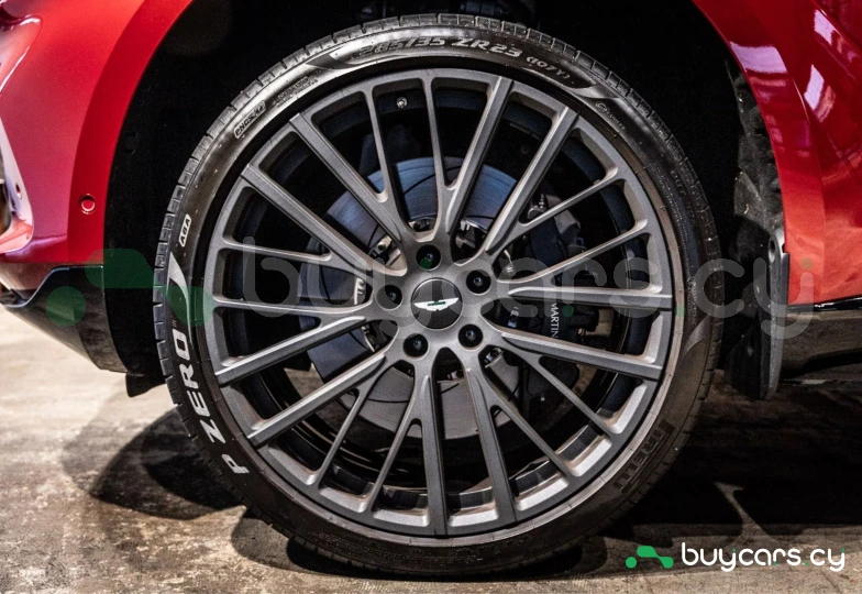 Aston Martin DBX Красный