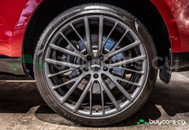 Aston Martin DBX Красный