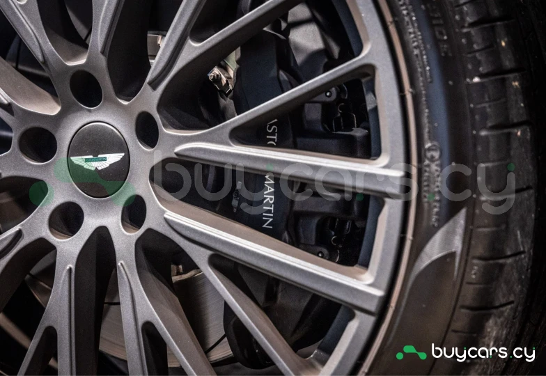 Aston Martin DBX Красный