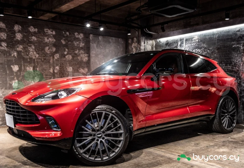 Aston Martin DBX Красный