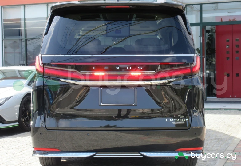 Lexus LM Black