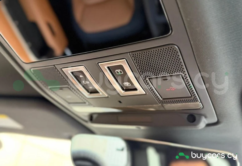 Land Rover Defender Серый