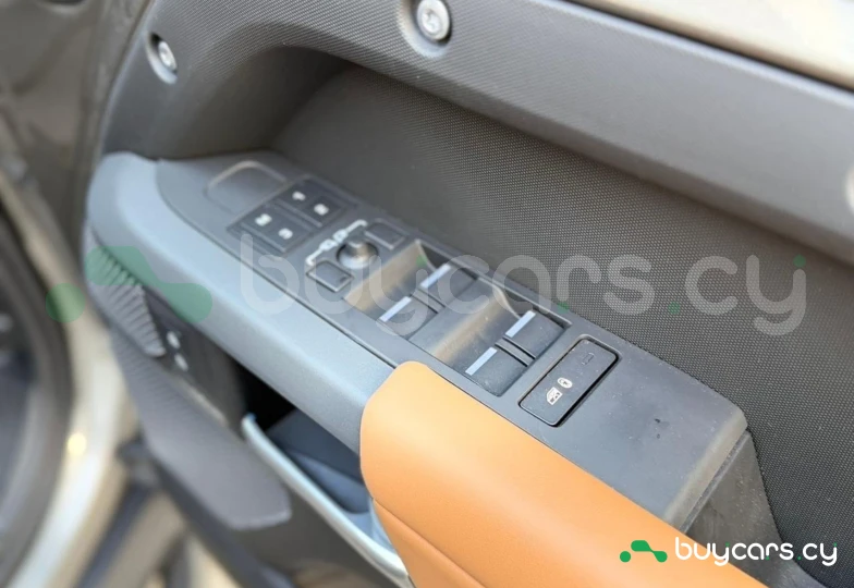 Land Rover Defender Серый