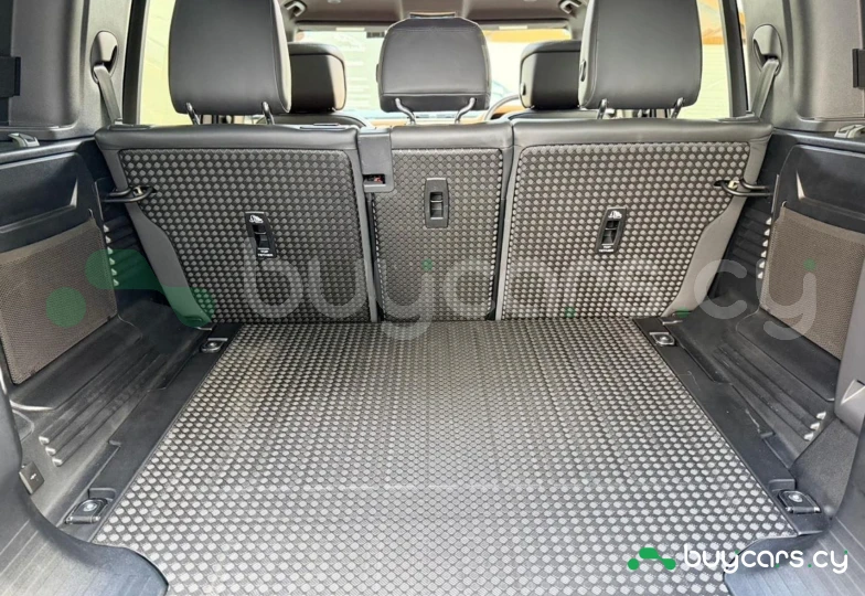 Land Rover Defender Серый