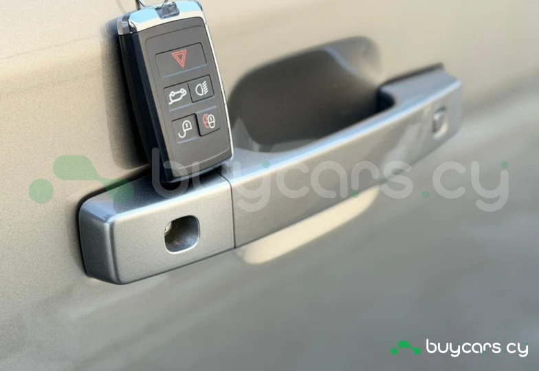 Land Rover Defender Серый