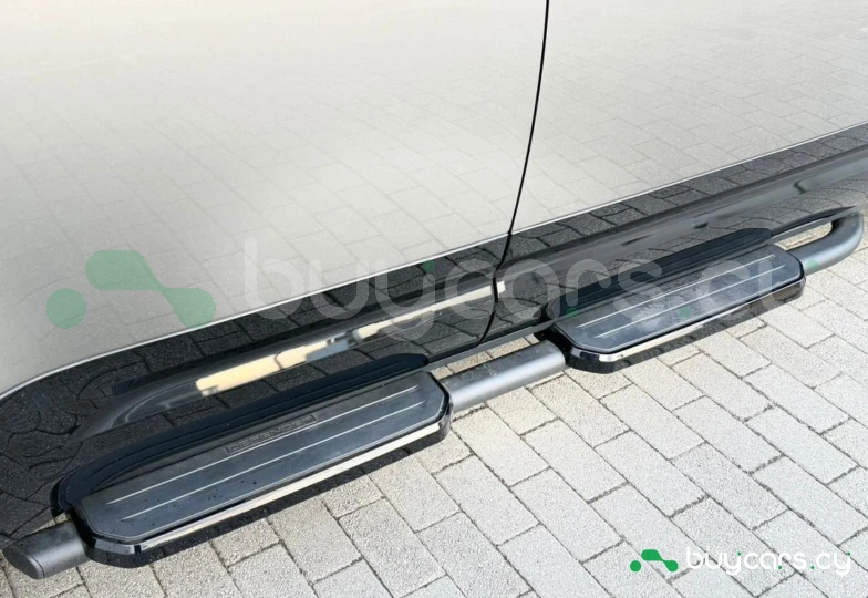 Land Rover Defender Серый