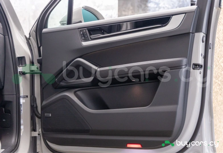 Porsche Cayenne White