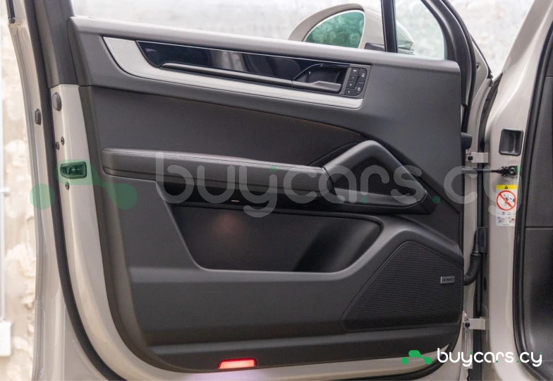 Porsche Cayenne White