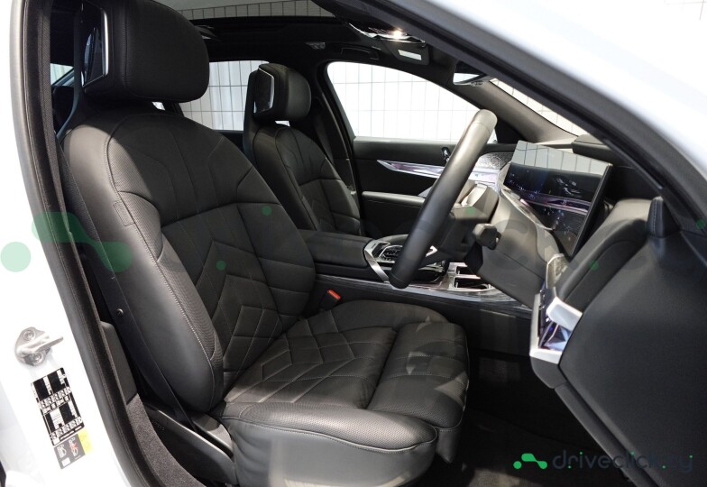 BMW i7 White