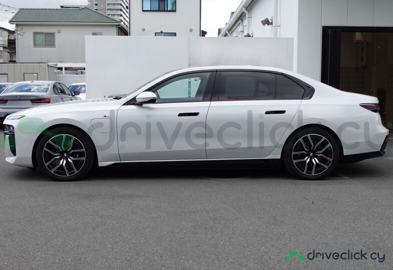 BMW i7 White