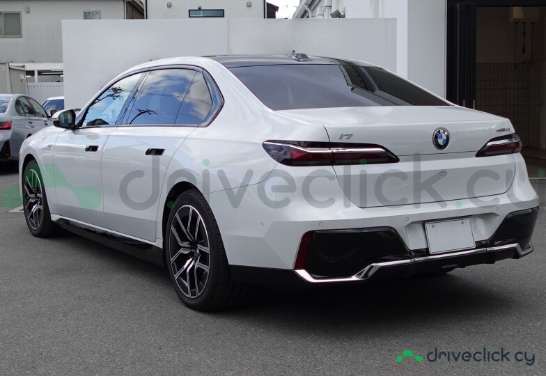 BMW i7 White