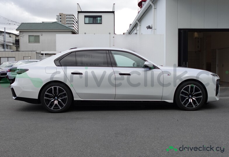 BMW i7 White