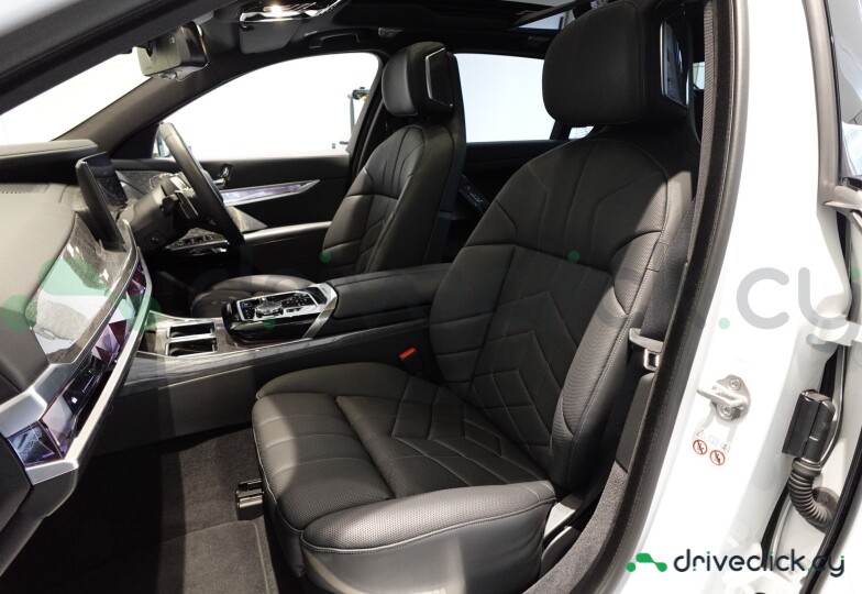 BMW i7 White
