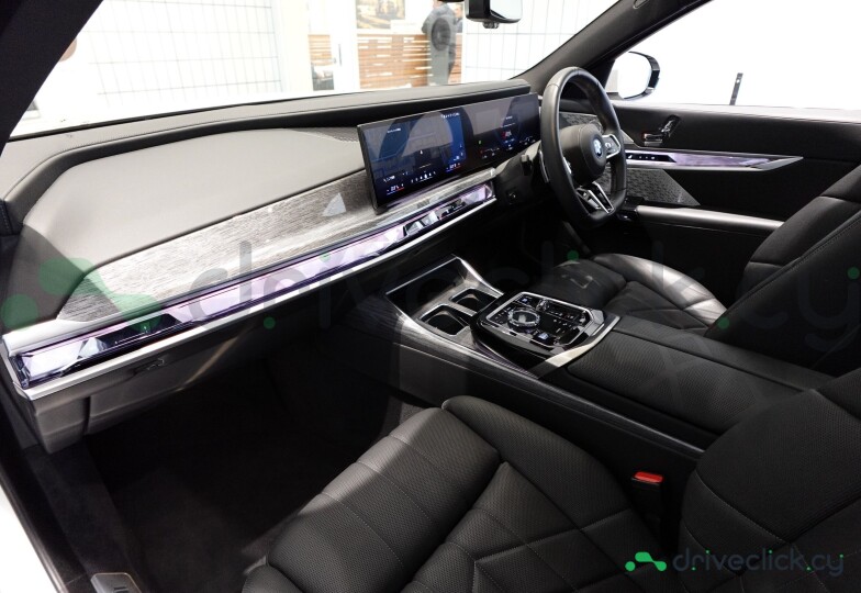BMW i7 White