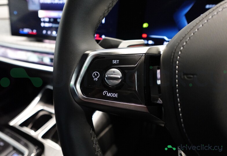 BMW i7 White
