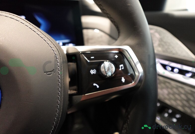 BMW i7 White