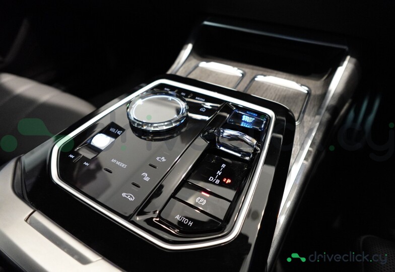 BMW i7 White