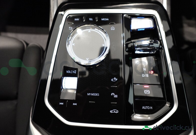 BMW i7 White