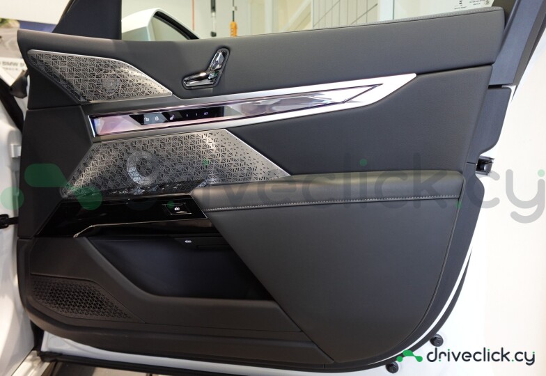 BMW i7 White
