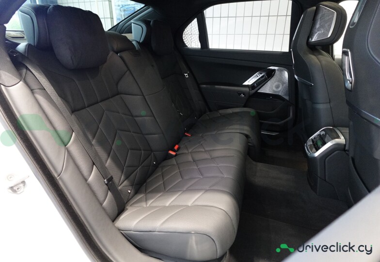 BMW i7 White