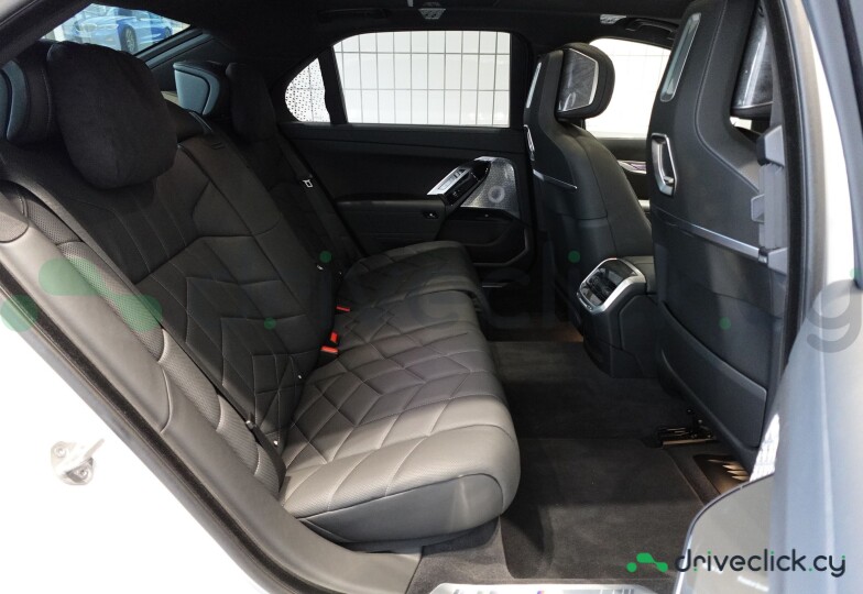 BMW i7 White
