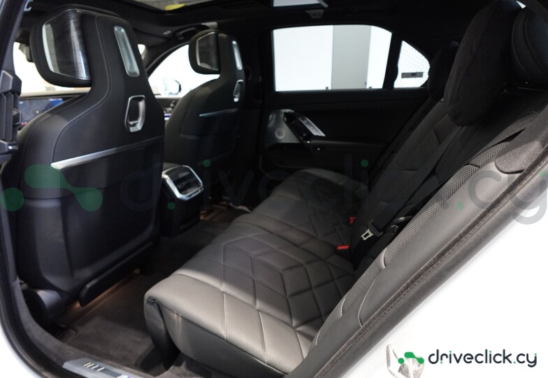 BMW i7 White