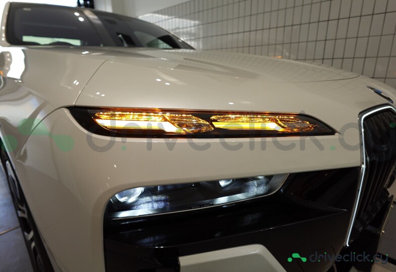 BMW i7 White