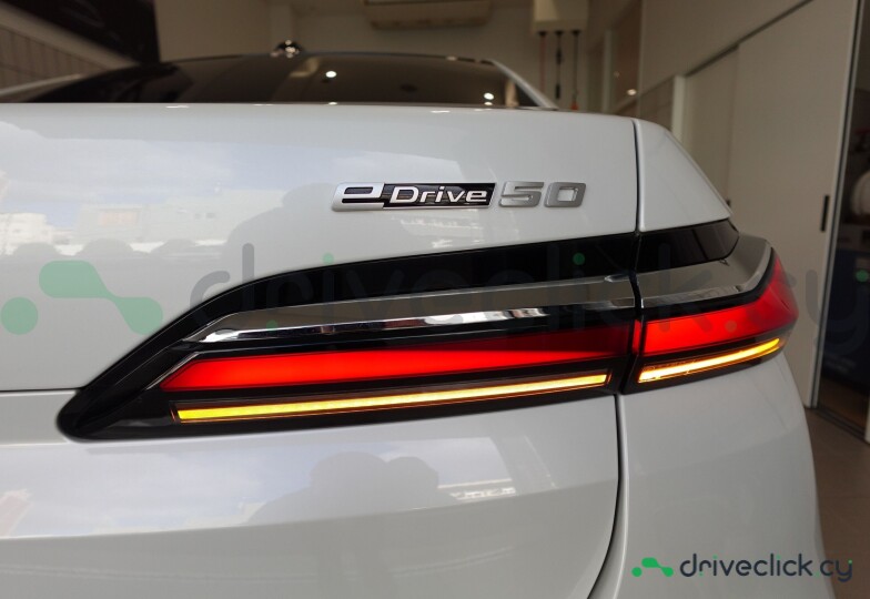 BMW i7 White