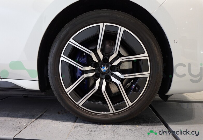 BMW i7 White