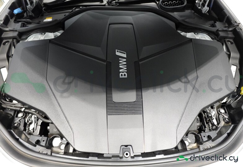 BMW i7 White