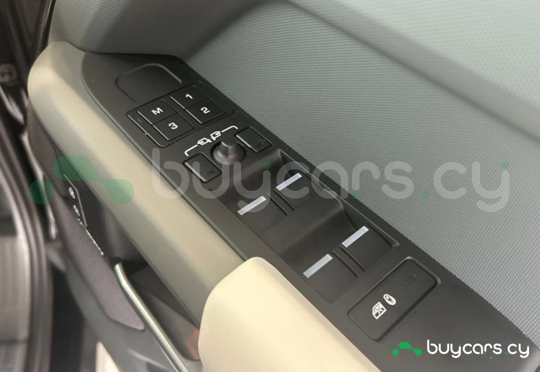 Land Rover Defender Black