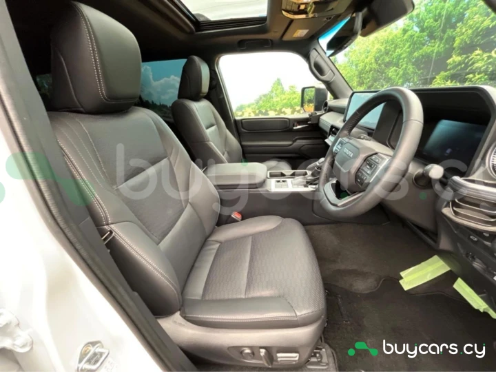 Toyota Land Cruiser 250 Белый