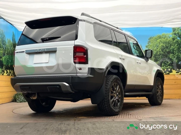 Toyota Land Cruiser 250 Белый