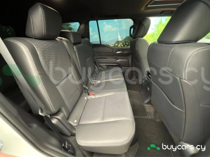 Toyota Land Cruiser 250 Белый