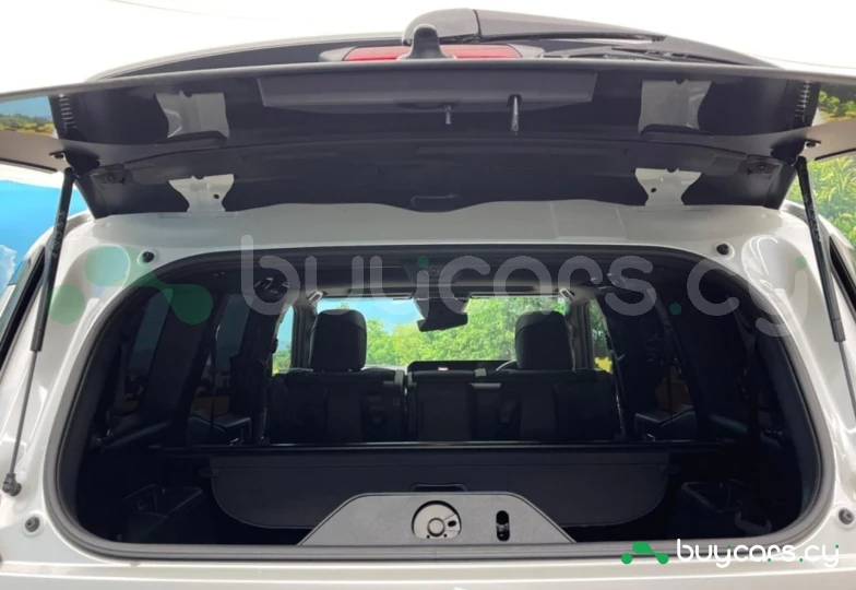 Toyota Land Cruiser 250 Белый