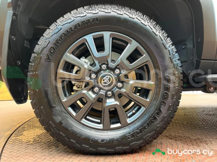 Toyota Land Cruiser 250 Белый