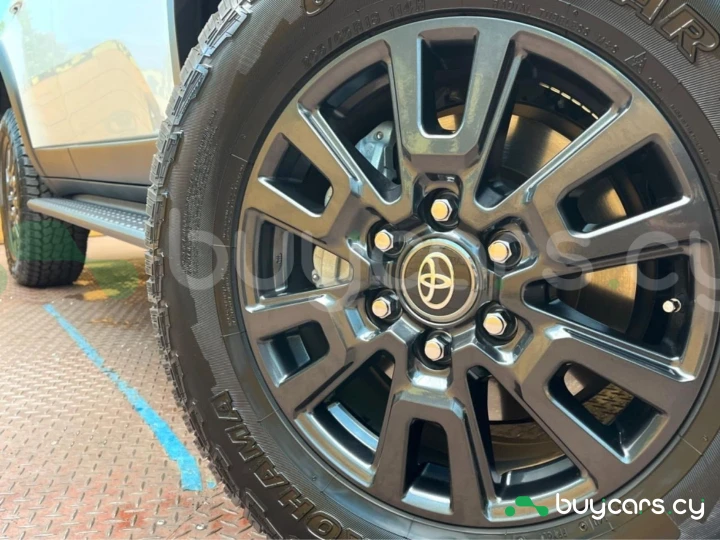 Toyota Land Cruiser 250 Белый