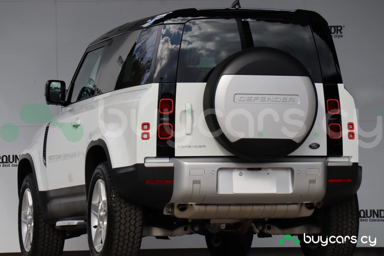 Land Rover Defender Белый