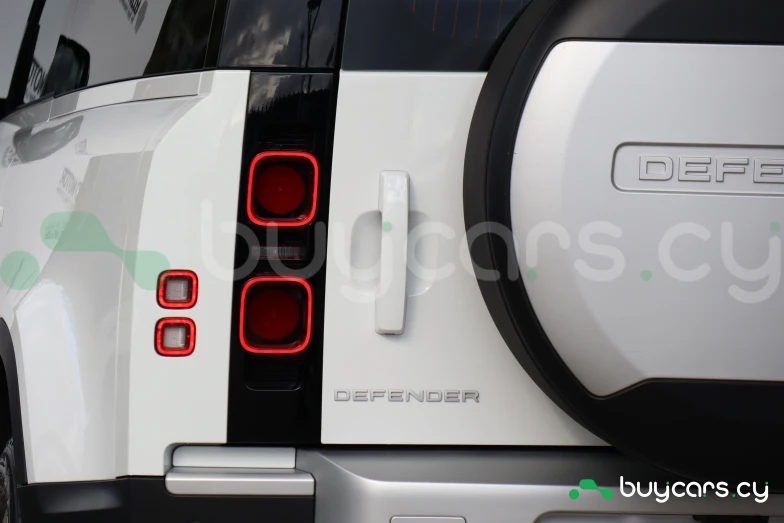 Land Rover Defender Белый