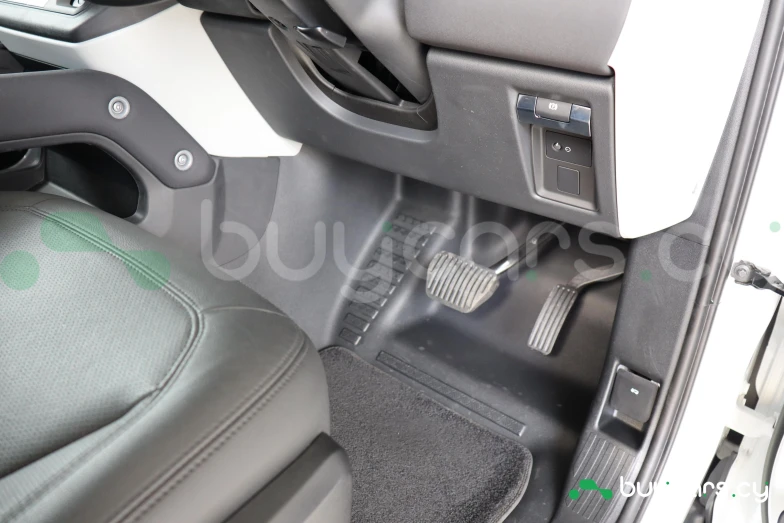 Land Rover Defender Белый