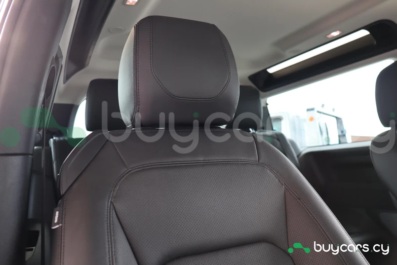 Land Rover Defender Белый