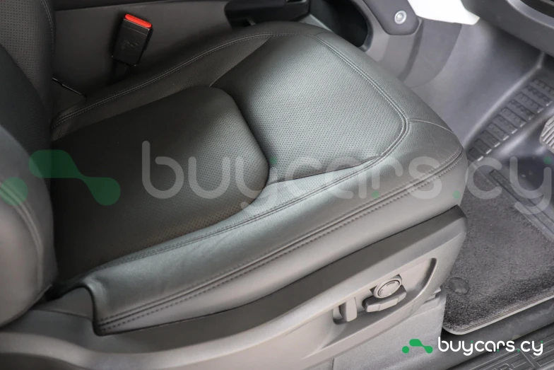 Land Rover Defender Белый