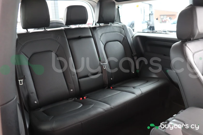 Land Rover Defender Белый