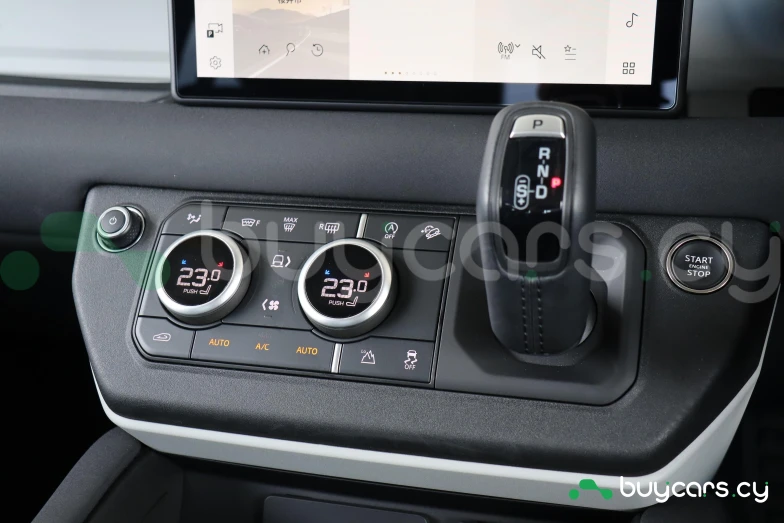 Land Rover Defender Белый