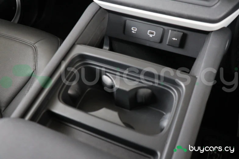 Land Rover Defender Белый