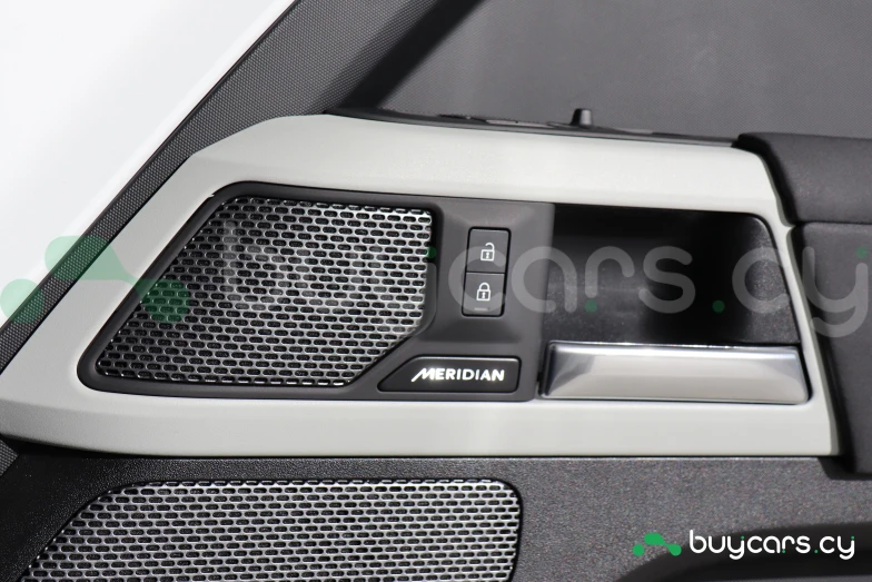 Land Rover Defender Белый