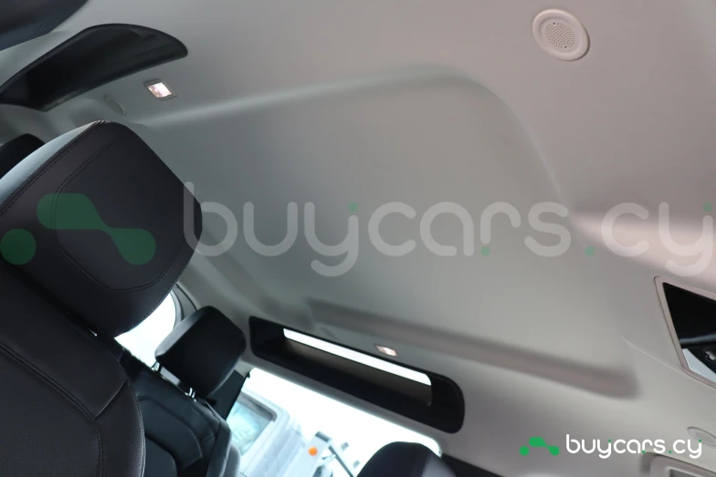 Land Rover Defender Белый