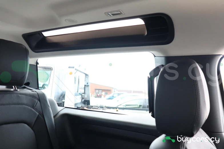 Land Rover Defender Белый