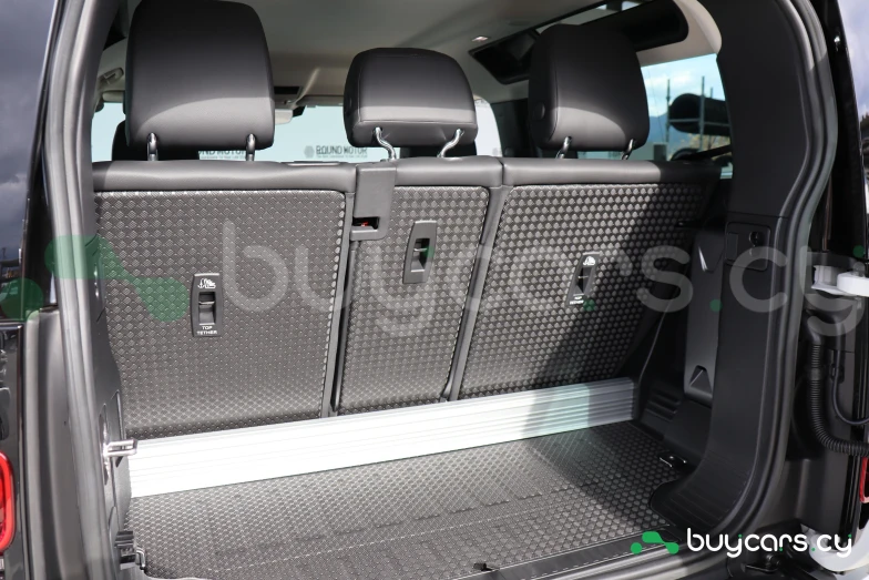 Land Rover Defender Белый